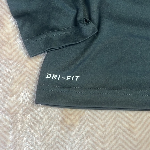 Nike Air Jordan Dri-Fit dark grey top with camo background sz M 10-12 - Picture 4 of 5